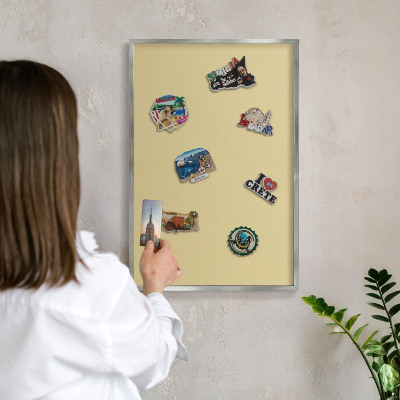 Decoratief metalen magneetbord in een zilveren lijst Beige-geel