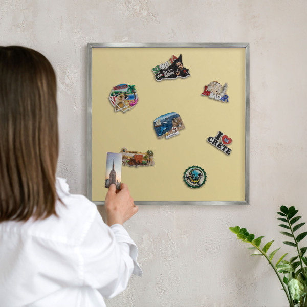 Decoratief metalen magneetbord in een zilveren lijst Beige-geel