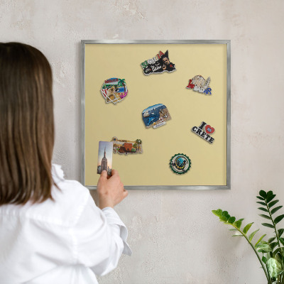 Decoratief metalen magneetbord in een zilveren lijst Beige-geel