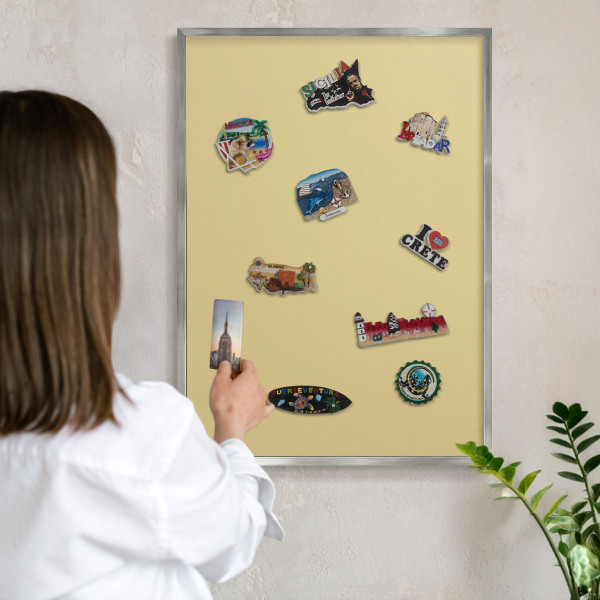 Decoratief metalen magneetbord in een zilveren lijst Beige-geel