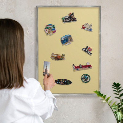 Decoratief metalen magneetbord in een zilveren lijst Beige-geel