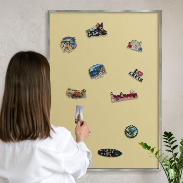 Decoratief metalen magneetbord in een zilveren lijst Beige-geel