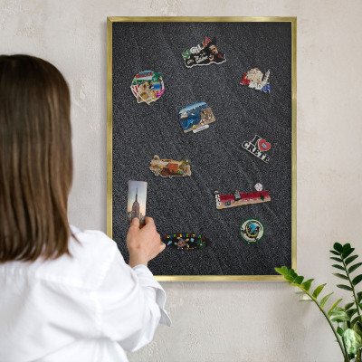 Metalen magneetbord met lijst in het goud Grijze textuur