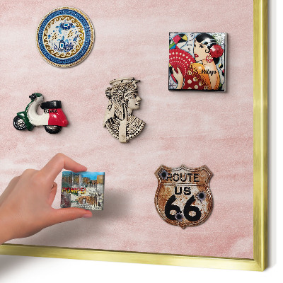 Metalen magneetbord met lijst in het goud Roze textuur