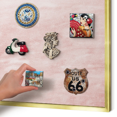 Metalen magneetbord met lijst in het goud Roze textuur
