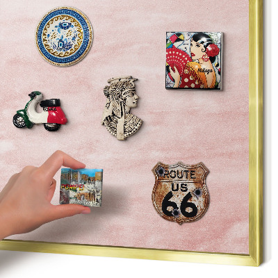 Metalen magneetbord met lijst in het goud Roze textuur