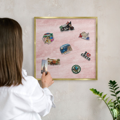 Metalen magneetbord met lijst in het goud Roze textuur