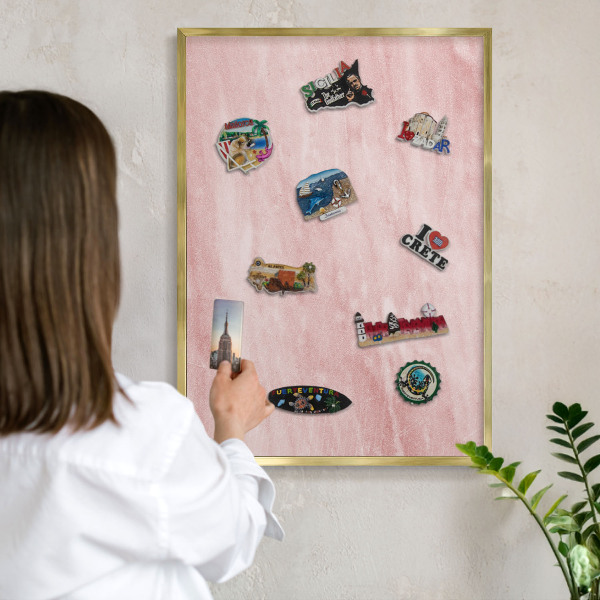 Metalen magneetbord met lijst in het goud Roze textuur
