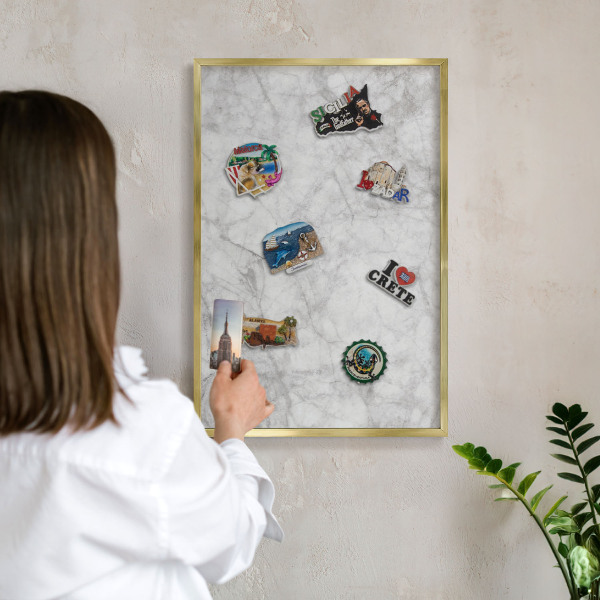 Metalen magneetbord met lijst in het goud Grijs marmer