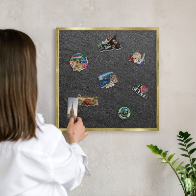 Metalen magneetbord met lijst in het goud Zwarte textuur