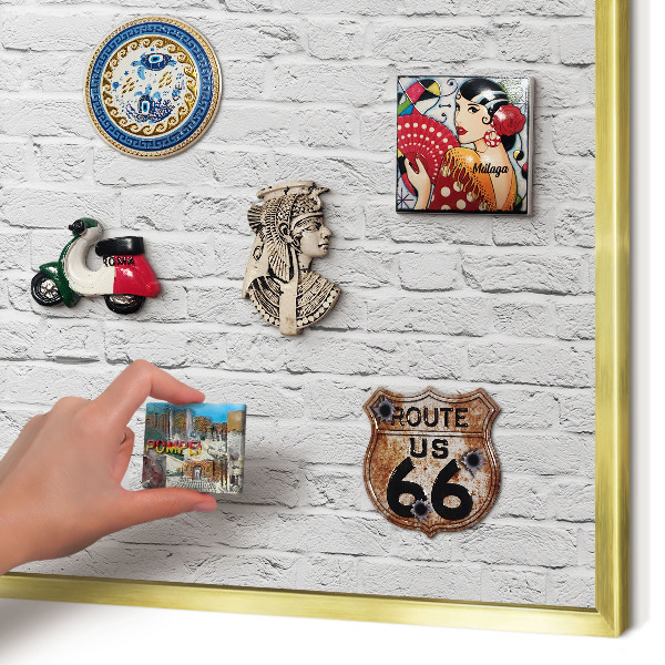 Metalen magneetbord met lijst in het goud Bakstenen muur