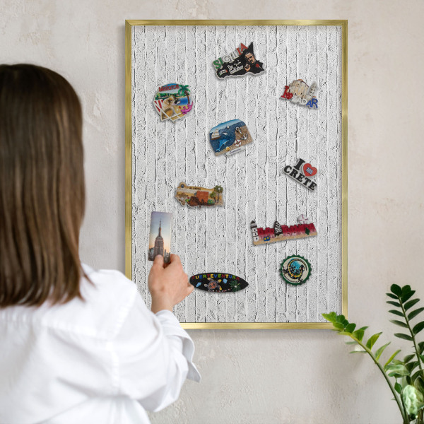 Metalen magneetbord met lijst in het goud Bakstenen muur