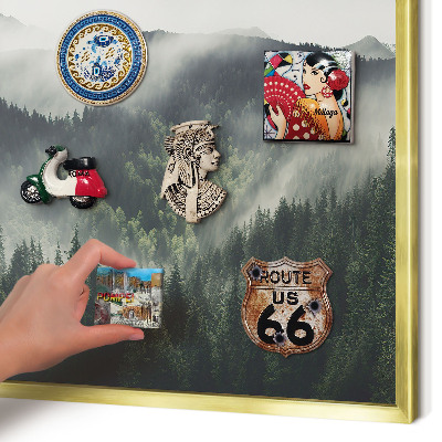 Metalen magneetbord met lijst in het goud Groene bergen