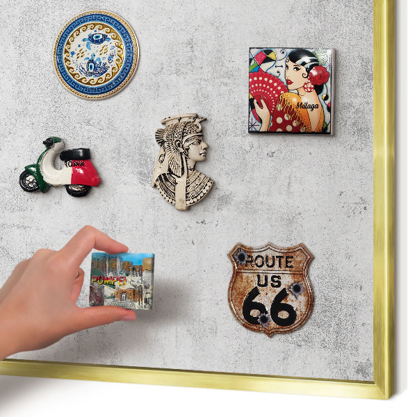 Metalen magneetbord met lijst in het goud Ruw beton