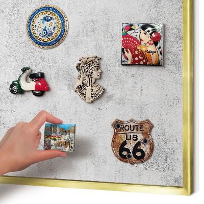 Metalen magneetbord met lijst in het goud Ruw beton