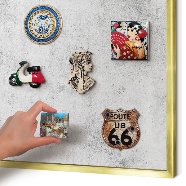 Metalen magneetbord met lijst in het goud Ruw beton
