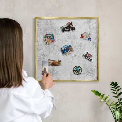Metalen magneetbord met lijst in het goud Ruw beton