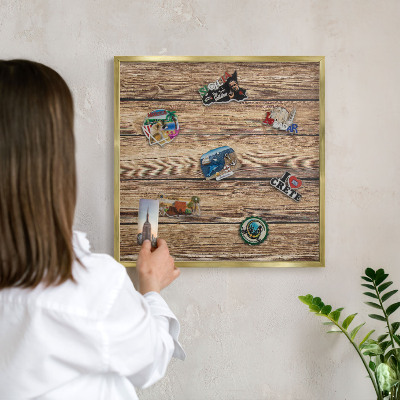 Metalen magneetbord met lijst in het goud Houtstructuur