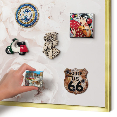 Metalen magneetbord met lijst in het goud Witte pioenrozen