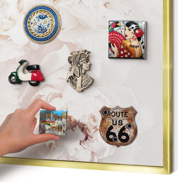 Metalen magneetbord met lijst in het goud Witte pioenrozen