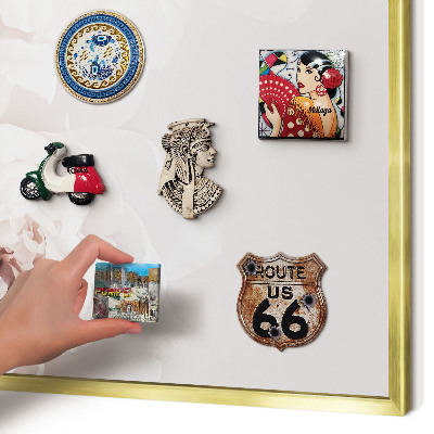 Metalen magneetbord met lijst in het goud Witte pioenrozen
