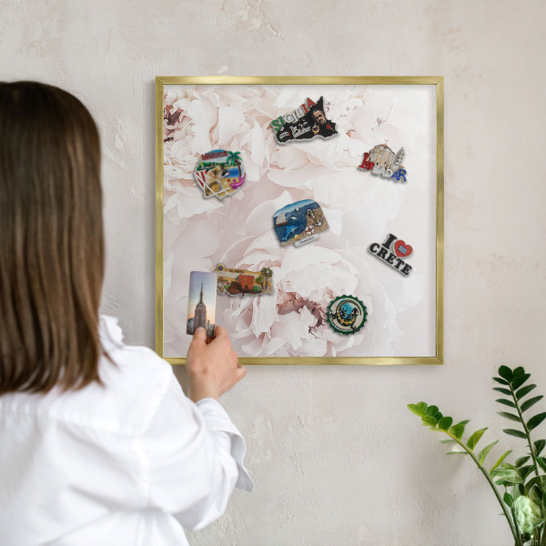 Metalen magneetbord met lijst in het goud Witte pioenrozen