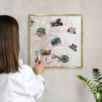 Metalen magneetbord met lijst in het goud Witte pioenrozen
