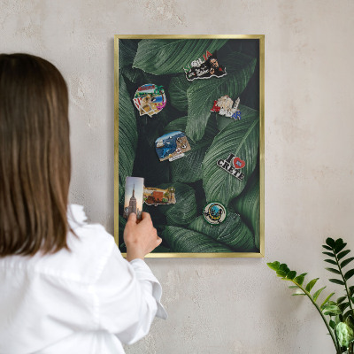 Metalen magneetbord met lijst in het goud Het groen van de natuur