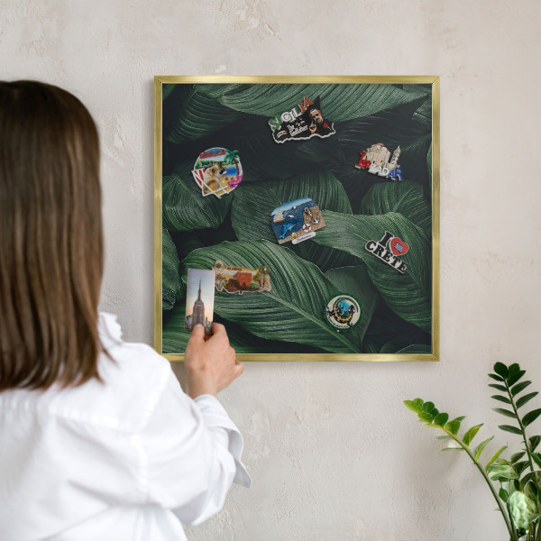 Metalen magneetbord met lijst in het goud Het groen van de natuur