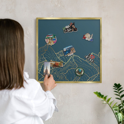 Metalen magneetbord met lijst in het goud Bergminimalisme