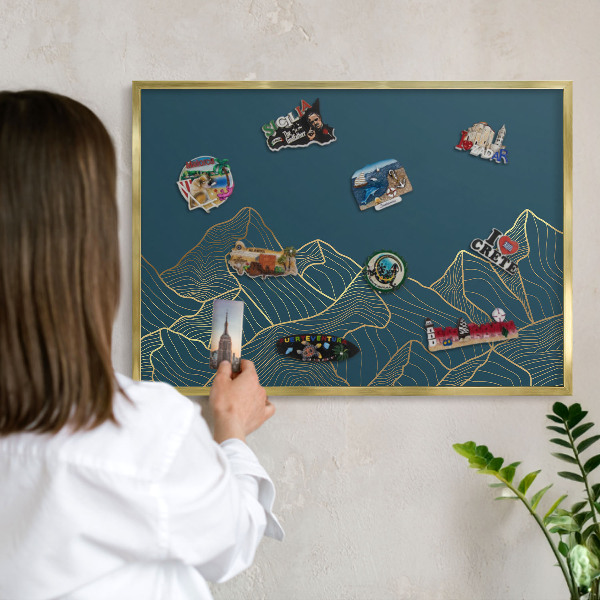 Metalen magneetbord met lijst in het goud Bergminimalisme