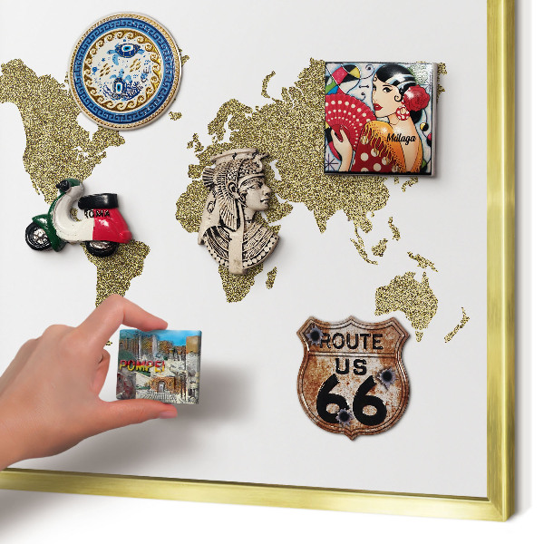 Metalen magneetbord met lijst in het goud Wereldkaart