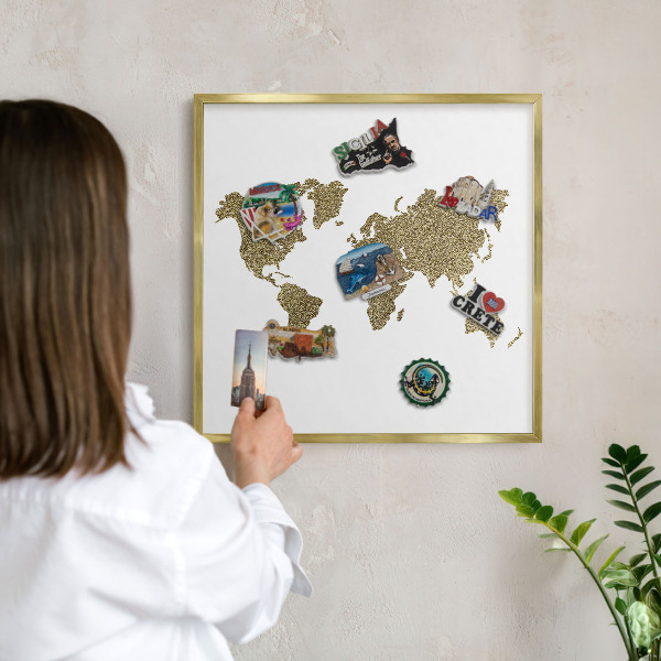 Metalen magneetbord met lijst in het goud Wereldkaart