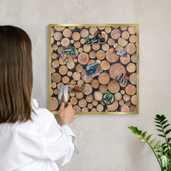 Metalen magneetbord met lijst in het goud Houten cirkels