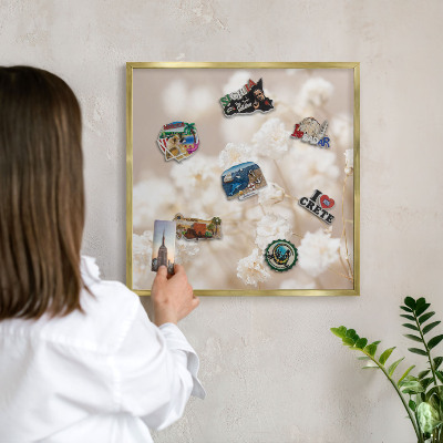 Metalen magneetbord met lijst in het goud Beige bloemen