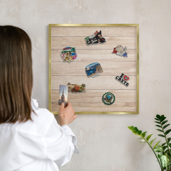 Metalen magneetbord met lijst in het goud Houten planken