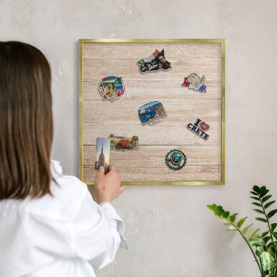 Metalen magneetbord met lijst in het goud Houten planken
