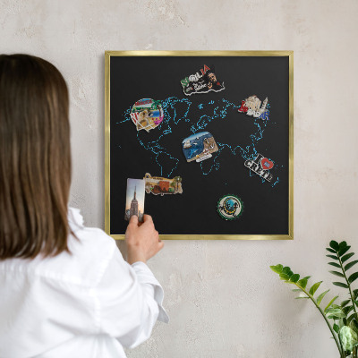 Metalen magneetbord met lijst in het goud Wereldkaart