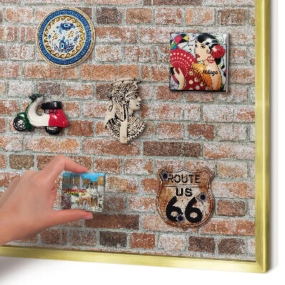 Metalen magneetbord met lijst in het goud Bakstenen muur