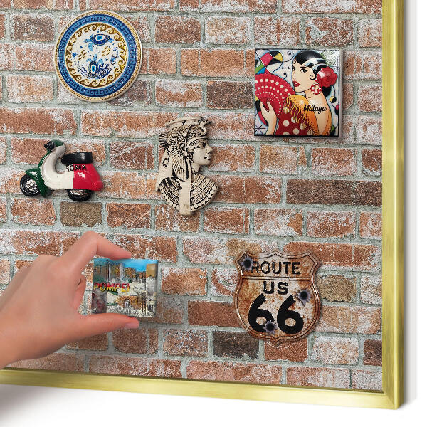 Metalen magneetbord met lijst in het goud Bakstenen muur
