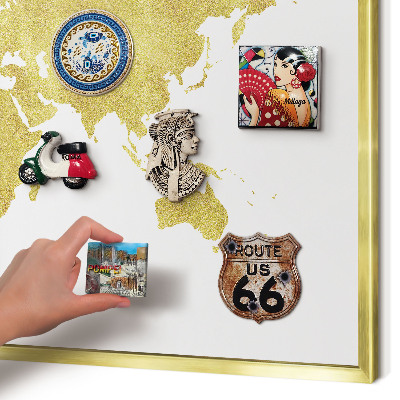 Metalen magneetbord met lijst in het goud Wereldkaart