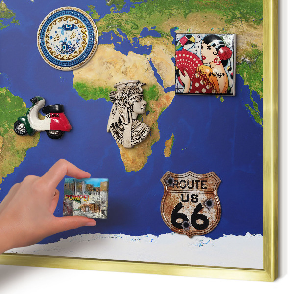 Metalen magneetbord met lijst in het goud De wereld in kaart brengen