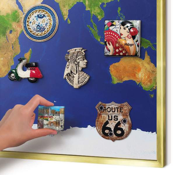 Metalen magneetbord met lijst in het goud De wereld in kaart brengen
