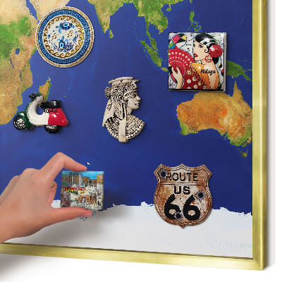 Metalen magneetbord met lijst in het goud De wereld in kaart brengen