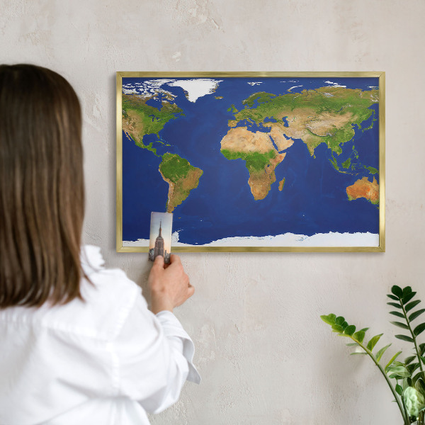 Metalen magneetbord met lijst in het goud De wereld in kaart brengen