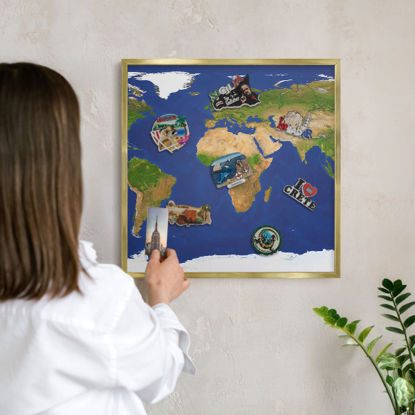 Metalen magneetbord met lijst in het goud De wereld in kaart brengen