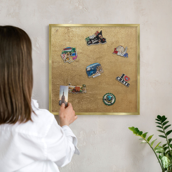 Metalen magneetbord met lijst in het goud Gele textuur