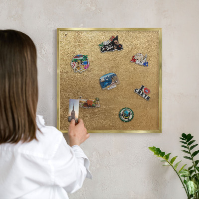 Metalen magneetbord met lijst in het goud Gele textuur