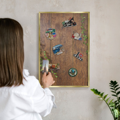 Metalen magneetbord met lijst in het goud Hout natuur