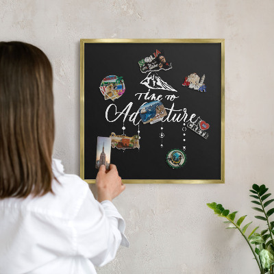 Metalen magneetbord met lijst in het goud Avontuur wacht.